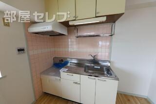 キッチンは上や下にも収納たっぷり