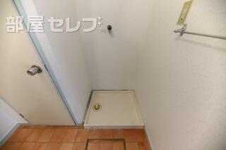 室内に洗濯機置けます。