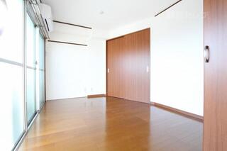 東南側の明るいお部屋です。