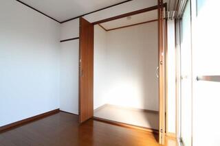 東南側のお部屋の収納です。