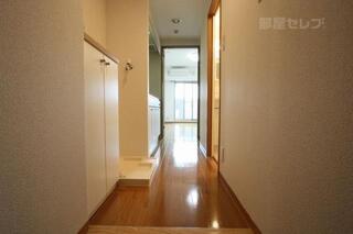 玄関から見たお部屋。