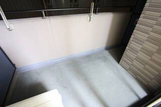 バルコニーは東向きです