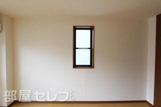 角部屋ですので小さい窓も付いていますよ。