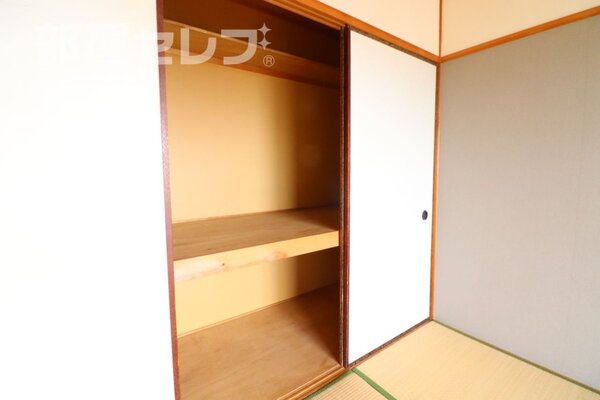 広めな押し入れがあります。