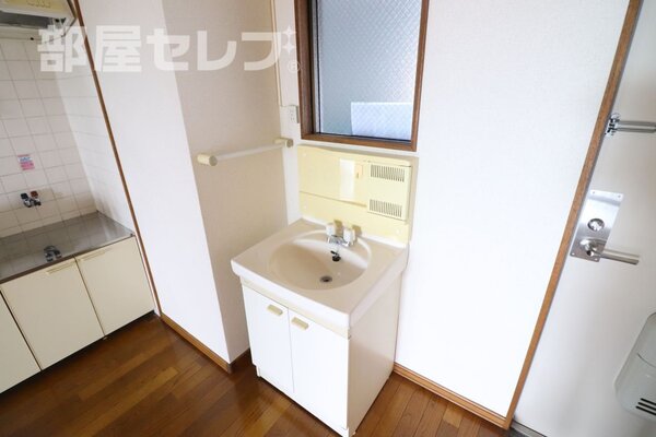 使いやすいサイズ感の洗面所です。