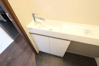 トイレ横のちいさな洗面台。
