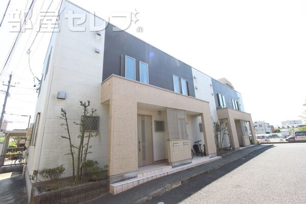 3色の配色がカッコイイ建物です。