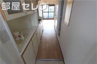 小物が掛けられる玄関です。