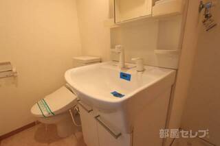 洗面台にも収納があります
