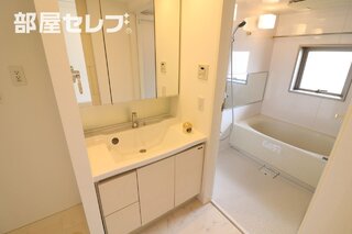 洗面台にも収納があります