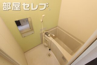 明るいバスルームです。