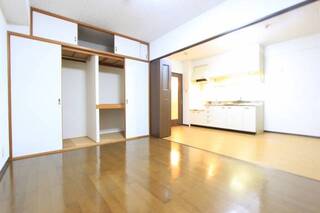 大きめのベッドも入る寝室。