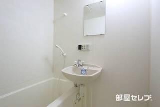洗面台に鏡もついてます