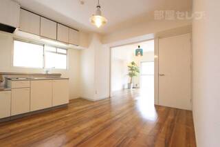木目のパネルが綺麗なお部屋です