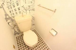 トイレおしゃれな壁紙つかってます
