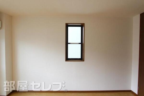 角部屋ですので小さい窓も付いていますよ。