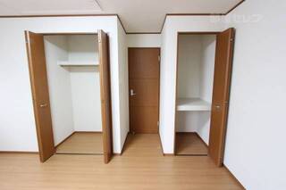 ベランダにぬける部屋の収納は2個