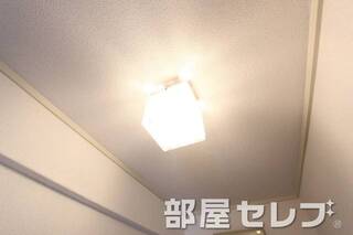 ローカ側に照明。
