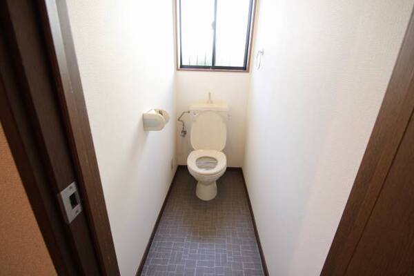 窓からの光が差し込む明るいトイレです