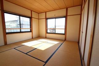 2階の和室です　2面採光で明るいです