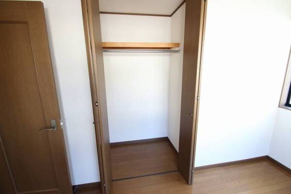 2階洋間のクローゼットです