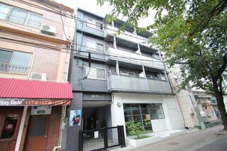 2010年改装済みの綺麗なマンションです。
