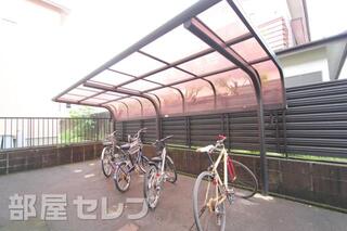 屋根付きの駐輪場です。