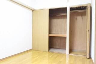 収納も壁一面です
