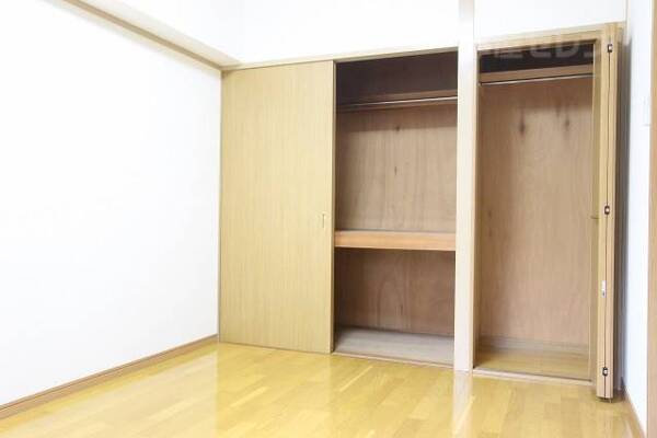 収納も壁一面です
