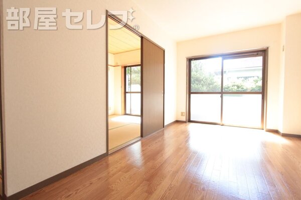 北側の2面採光で明るいお部屋です。