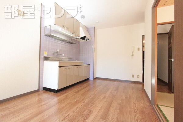 ベランダ側の和室のお部屋です。