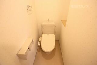 サイドの棚が、清潔感のあるトイレを演出します。