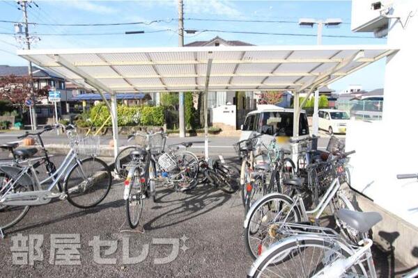 屋根付きの駐輪場です。