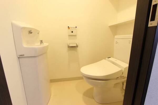 トイレにも手洗い場がついてます