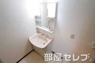洗髪洗面化粧台の独立洗面所です。
