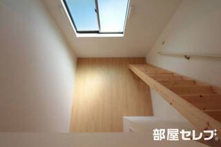 ロフトから見下ろした室内。