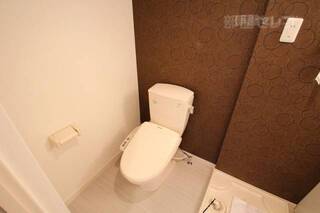 御手洗いもアクセントクロスがオシャレです。
