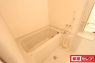 バスルーム　追い焚き、浴室乾燥機つき