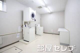 各階にコインランドリー。