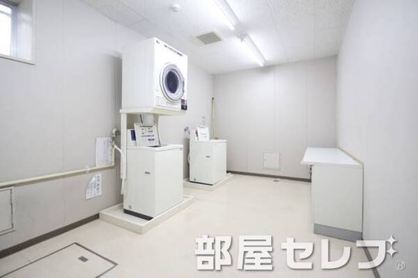 各階にコインランドリー。