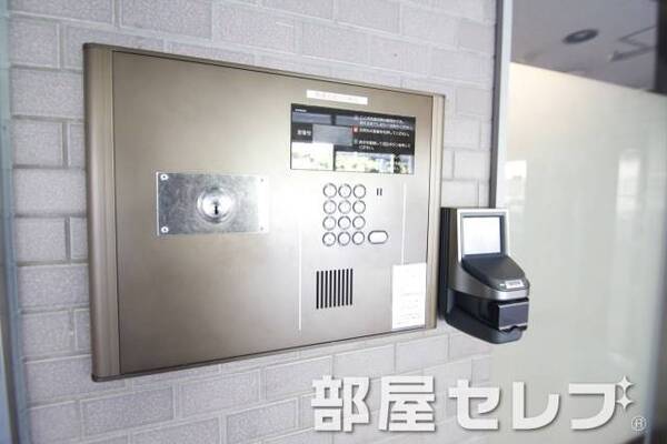 オートロック・指紋照合。