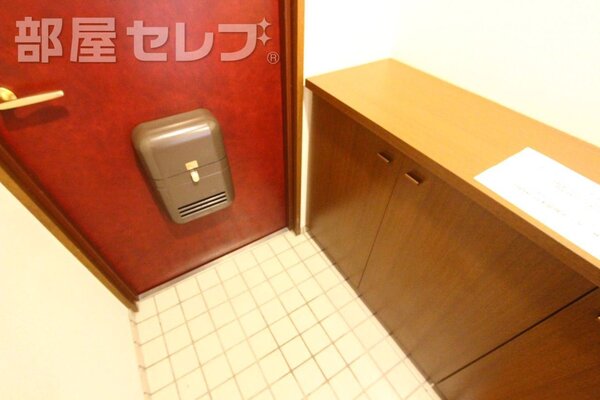 横に長い下駄箱がある玄関です。