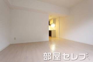 白を基調にした明るいリビングです。
