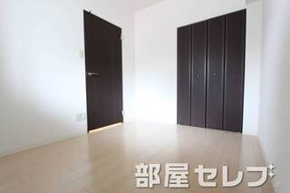 お部屋も白を基調にした素敵なお部屋です。