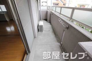 洗濯物もたくさん干せるベランダです。
