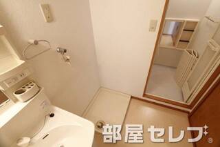 洗濯機置き場はこちらへ。
