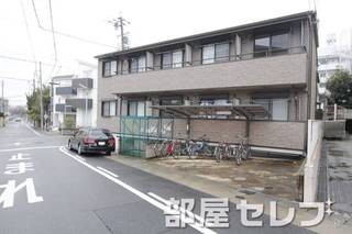 レンガ調のオシャレな建物。