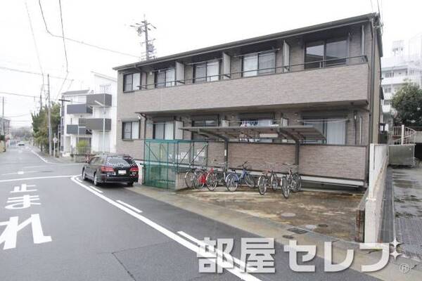レンガ調のオシャレな建物。