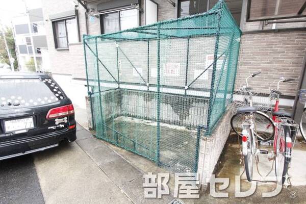 ゴミ収集場。