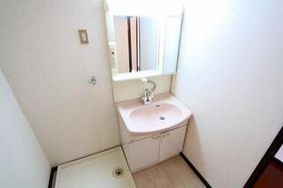ピンク色で可愛い洗髪洗面化粧台です。